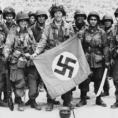 paracaidistas-aliados-con-una-bandera-nazi_400x400_97a12a69.jpg