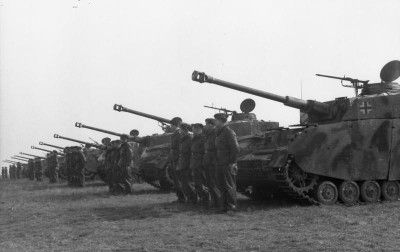 Bundesarchiv_Bild_101I-297-1740-19A,_Frankreich,_SS-Division_'Hitlerjugend',_Panzer_IV.jpg
